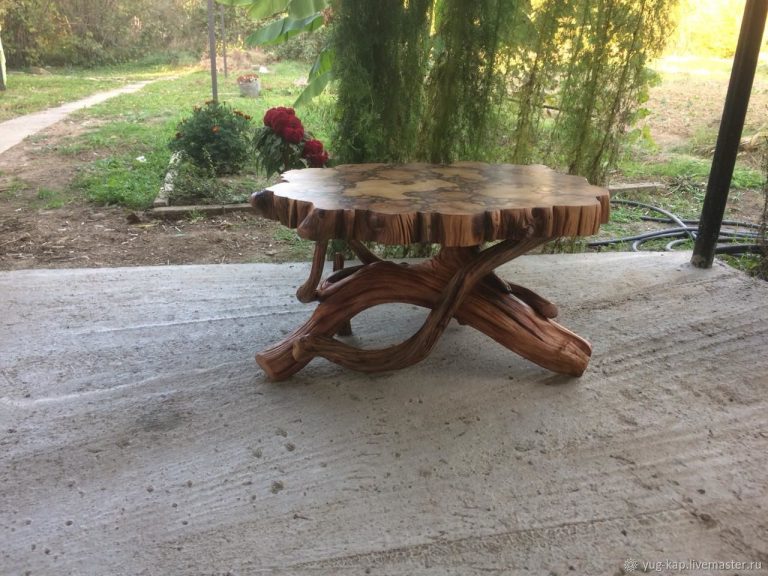 Стол журнальный из можжевельника