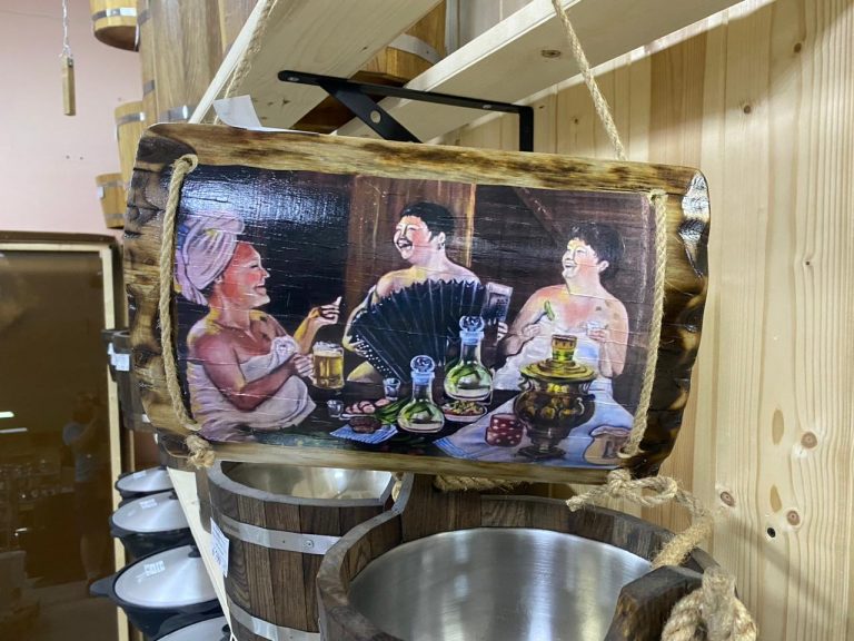 Картина на бревне